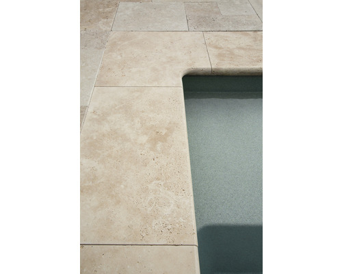 Travertinpoolkant med pool