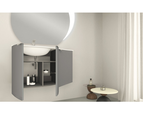 Modernt badrum med tvättställsskåp, öppen förvaring och rund spegel med belysning