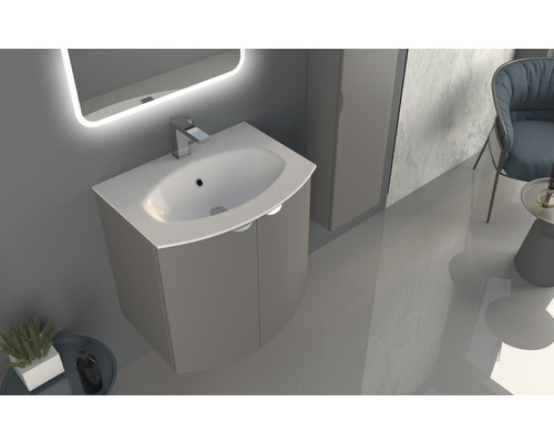 Badrum med tvättställsskåp, handfat och upplyst spegel