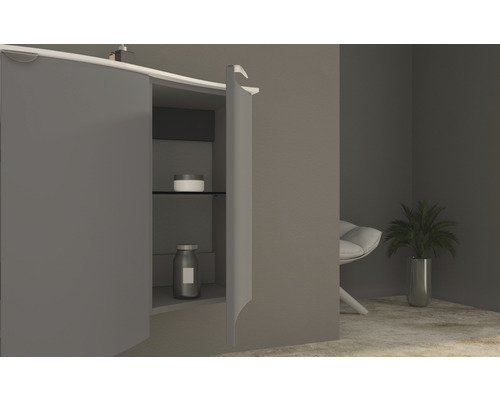 Badrumsscen med ett öppet underskåp, en fåtölj och en krukväxt