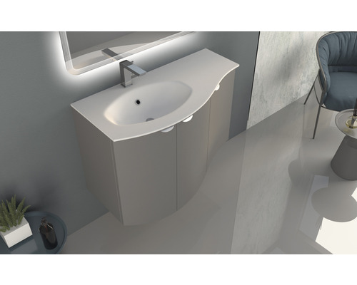 Modernt badrum med tvättställsskåp och belyst spegel.