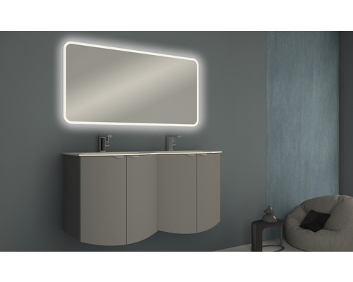 Badrum med belyst spegel och tvättställsskåp