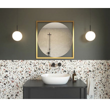 Badrum med tvättställ, spegel och belysning i modern design