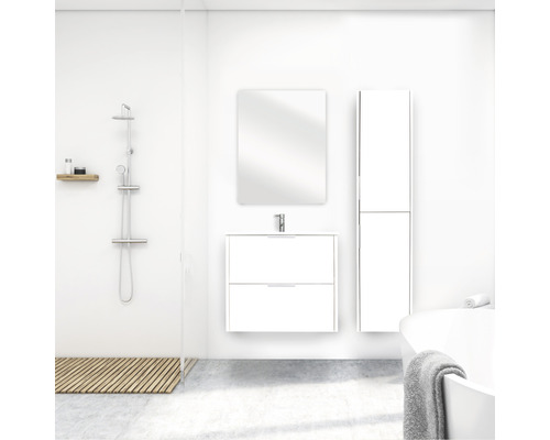 Ljust badrum med dusch, tvättställ med spegel och högskåp.