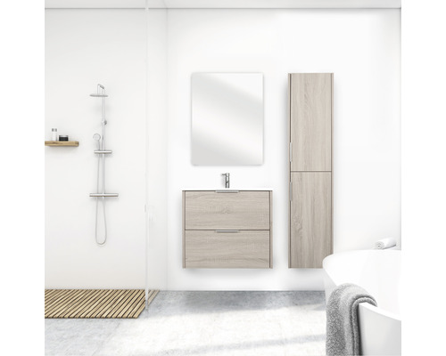 Badrum med underskåp för tvättställ, spegel och högskåp