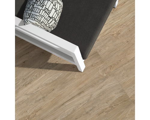 Golvplattor i trälook bredvid en solstol med kudde