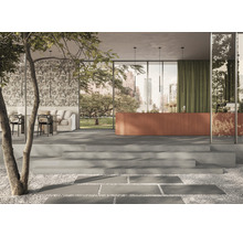 Rymligt rum med stentrappa, grus, terrass och sittgrupp