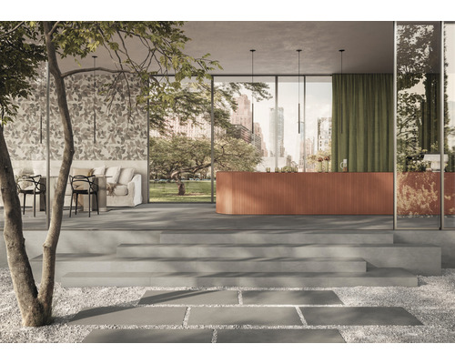 Rymligt rum med stentrappa, grus, terrass och sittgrupp