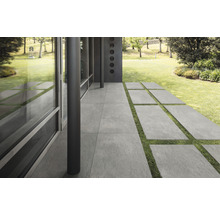 Uteplats med golvplattor och gräsmatta