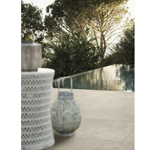 Terrass med kakel, pool och dekorativa lyktor