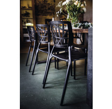 Svart stol med öppen ryggdesign vid ett matbord