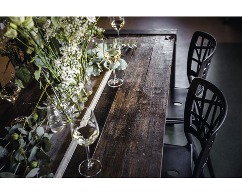 Dekorerat träbord med stolar och vinglas