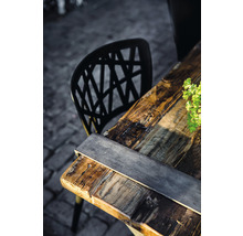 Matbord med träyta och stol utomhus