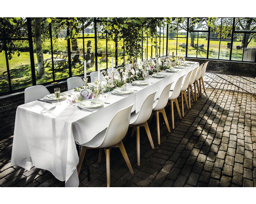 Dukat bord med stolar i en ljus och rymlig miljö.