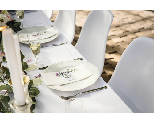 Festligt dukat bord med porslin, bestick, glas och ljus