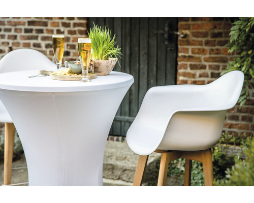 Miljöbild med ståbord, stretchöverdrag, barstol, drycker och tilltugg utomhus