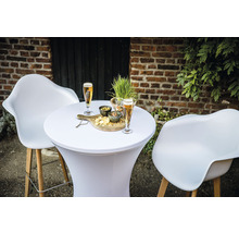 Miljö med ståbord, två stolar och drycker utomhus