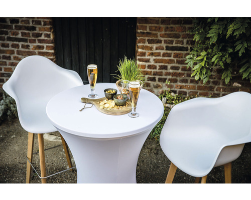 Miljö med ståbord, två stolar och drycker utomhus