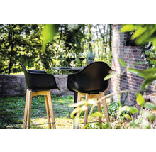 Utomhusscen med två barstolar och ett bord med vinglas och lavendel