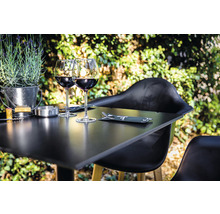 Scen med dukat bord, vinglas och utomhusdekoration