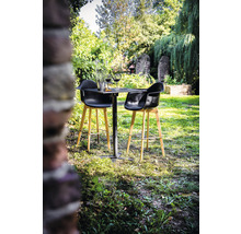 Trädgårdsscen med litet bord, två barstolar, vinglas och dekoration