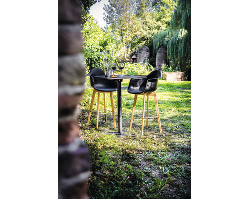 Trädgårdsscen med litet bord, två barstolar, vinglas och dekoration