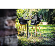 Trädgårdsscen med ett barbord och två barstolar på en gräsmatta.