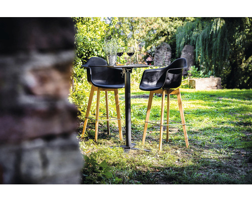 Trädgårdsscen med ett barbord och två barstolar på en gräsmatta.