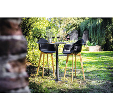 Trädgårdsscen med bistrobord och två barstolar av plast och trä