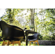 Trädgårdsscen med bord, två stolar, två glas vin och en växt