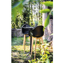 Barset med bord och två stolar i trädgården