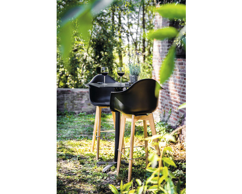 Barset med bord och två stolar i trädgården