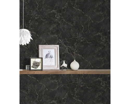 Vardagsrum med svart marmortapet och dekoration på en trähylla