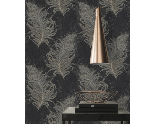 Tapet med fjädermönster och lampa ovanför ett bord