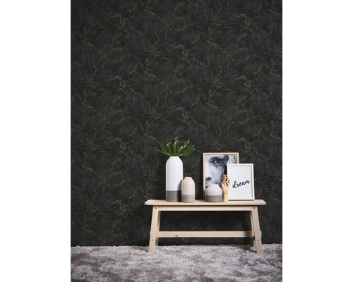 Tapet med marmorlook i interiör med bänk