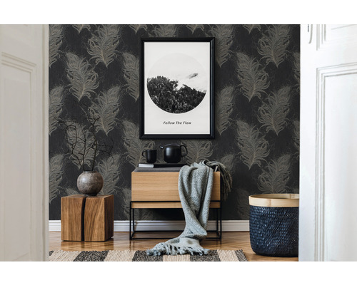 Inredningsdetaljer framför tapet med fjädermönster