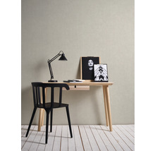 Skrivbord med svart stol och lampa på trägolv