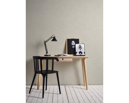 Skrivbord med svart stol och lampa på trägolv