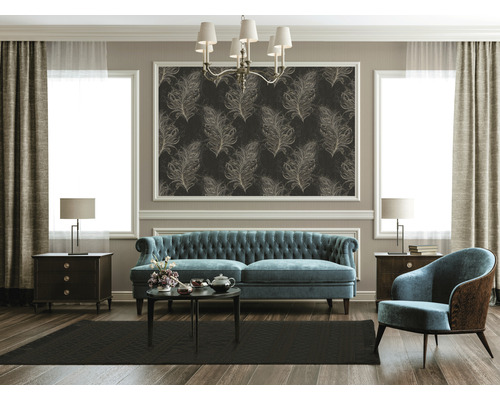 Klassiskt inrett vardagsrum med soffa, fåtölj, soffbord, matta och dekorativ väggtapet.