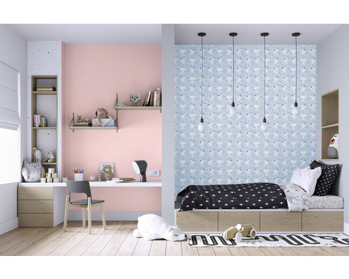 Ljust barnrum med skrivbord, hyllor och säng