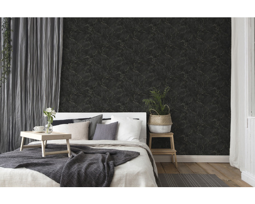 Sovrum med säng framför en mörk marmortapet