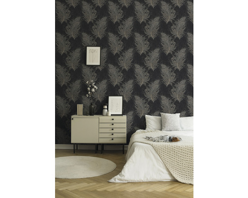 Sovrum med fjädertapet, byrå och säng.