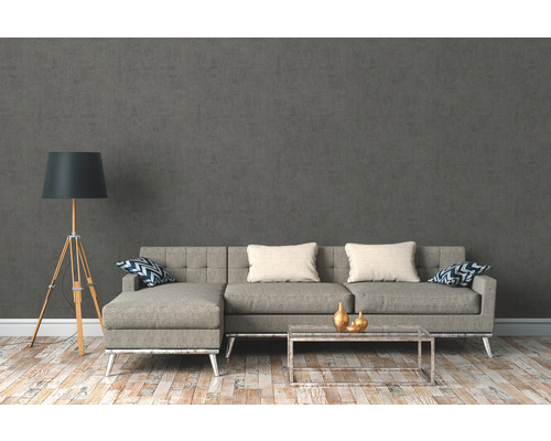 Vardagsrum med grå soffa, golvlampa och soffbord på trägolv