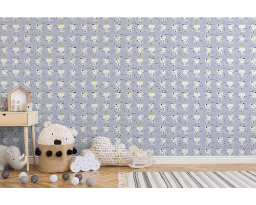 Rumsöversikt med mönstrad tapet med kattmotiv