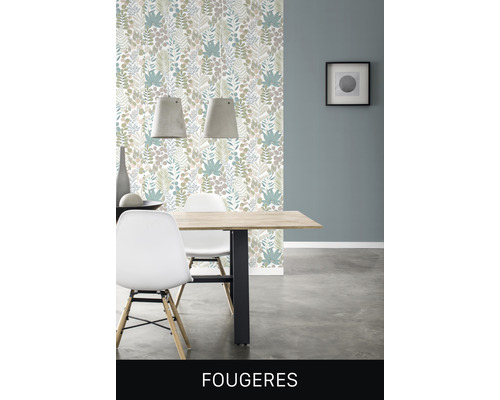 Matsal med matbord, stolar, pendellampor och tapeter med bladmönster