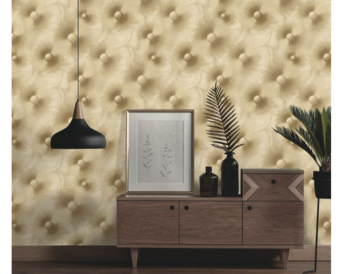 Interiör med stoppad tapet, byrå, dekorationer och lampa