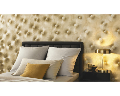 Sovrum med quiltad tapet, säng och sänglampa