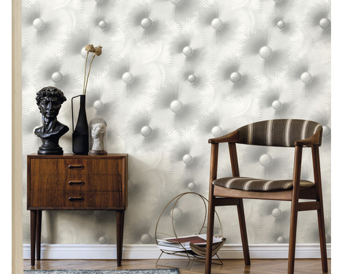 Scen med byrå, stol och mönstrad tapet för väggdekoration