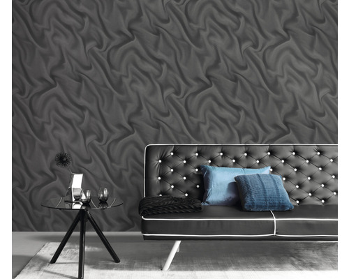 Vardagsrum med strukturtapet, soffa och sidobord