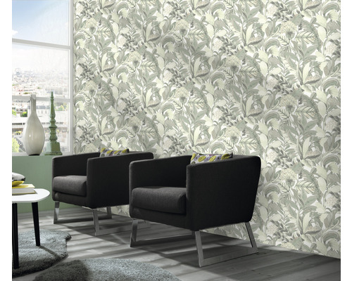 Vardagsrum med blommig tapet, fåtöljer och fönster